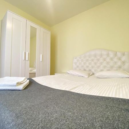 Entire New Apartment 20' From Barcelona Sabadell Bagian luar foto